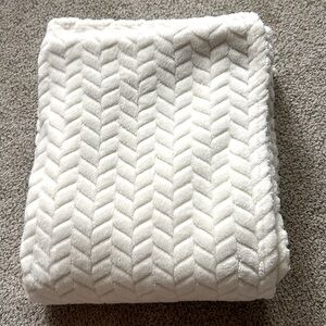 Kirkland Home Winter White heavenly herringbone fleece blanket; good condition